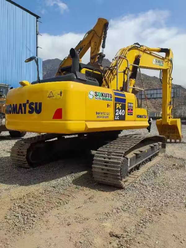 KOMATSU PC240 LC