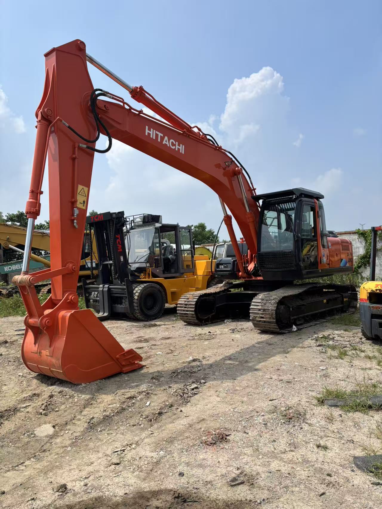 HITACHI ZX200